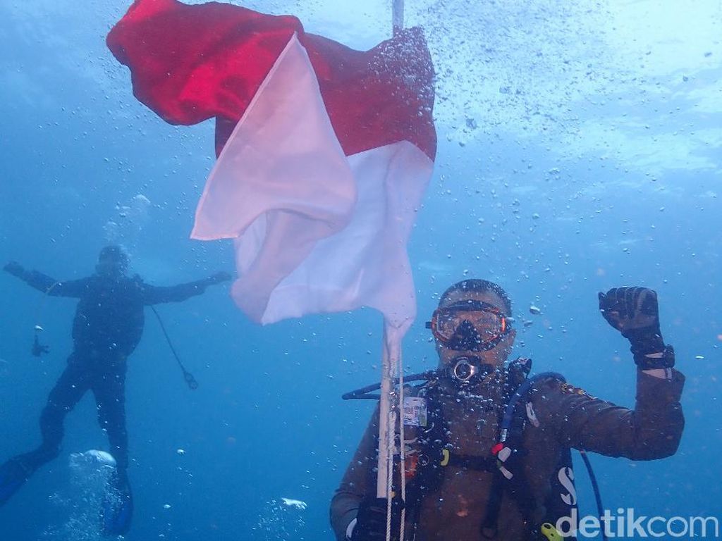 HUT RI Ke-74, Kapolda Papua Pimpin Upacara Bendera di Bawah Laut HUT RI Ke-74, Kapolda Papua Pimpin Upacara Bendera di Bawah Laut