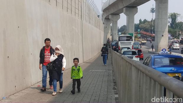 Warga Keluhkan Bau Pesing di Trotoar Menuju Stasiun MRT Lebak Bulus