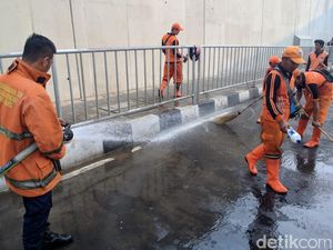 Hilangkan Bau Pesing, PPSU-Damkar Bersihkan Trotoar Dekat MRT Lebak Bulus Hilangkan Bau Pesing, PPSU-Damkar Bersihkan Trotoar Dekat MRT Lebak Bulus