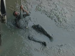 Haru! Pria Lompat dari Jembatan, Ambil Benda Sederhana dari Mendiang Istri