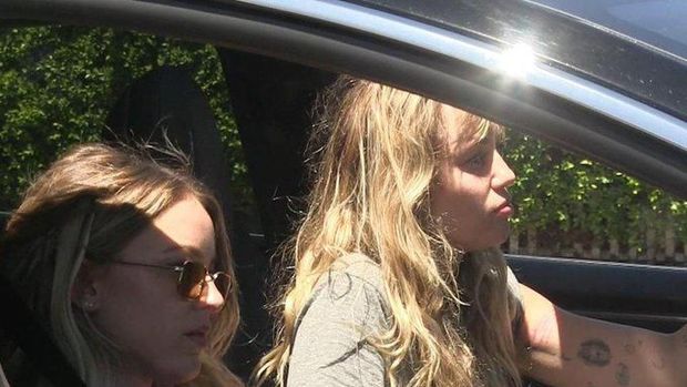 Miley Cyrus dan Kaitlynn Carter