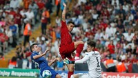 Liverpool lebih menguasai babak kedua, namun cuma mampu mencetak satu gol sehingga pertandingan lanjut ke extra time. Reuters/Kemal Aslan.
