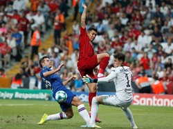 Liverpool lebih menguasai babak kedua, namun cuma mampu mencetak satu gol sehingga pertandingan lanjut ke extra time. Reuters/Kemal Aslan.