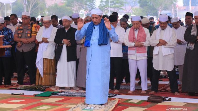 Warga Palangka Raya Salat Istisqa Minta Hujan semoga Karhutla Segera Padam Warga Palangka Raya Salat Istisqa Minta Hujan semoga Karhutla Segera Padam