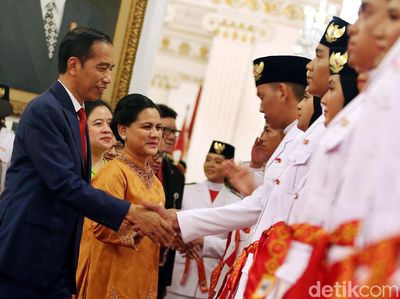 Jokowi Kukuhkan 68 Anggota Paskibraka Nasional di Istana