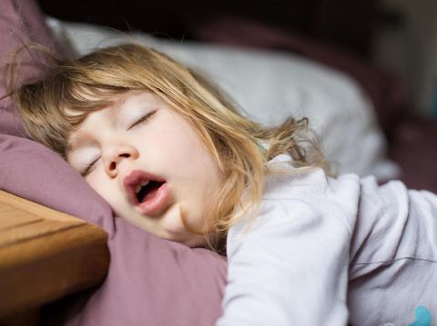 4 Cara Membuat Anak Mau Tidur Siang