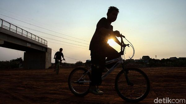 Menikmati Sore di Proyek Tol Cibitung-Cilincing