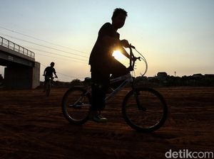 Menikmati Sore di Proyek Tol Cibitung-Cilincing
