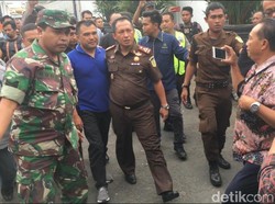 Penahanan Tersangka Pencuri Tanah Uruk Milik Kejagung Dihadang Massa