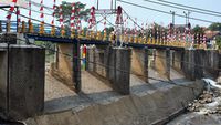 Debit Air Sungai Ciliwung Terus Menyusut