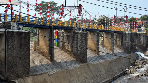 Debit Air Sungai Ciliwung Terus Menyusut