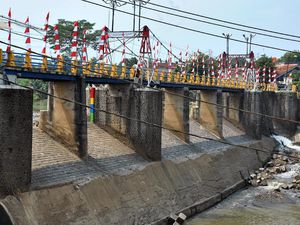 Debit Air Sungai Ciliwung Terus Menyusut Debit Air Sungai Ciliwung Terus Menyusut