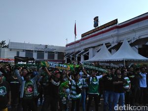 Nobar Arema Vs Persebaya, Bonek-Bonita Hijaukan Polrestabes Surabaya