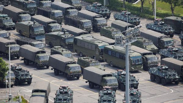 Kendaraan Militer China Rapatkan Barisan di Perbatasan Hong Kong