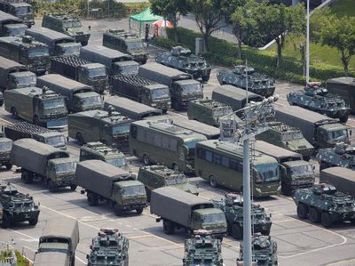 Kendaraan Militer China Rapatkan Barisan di Perbatasan Hong Kong