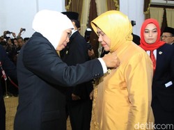 Ini Harapan Khofifah Saat Anugerahkan Satyalancana Karya Satya