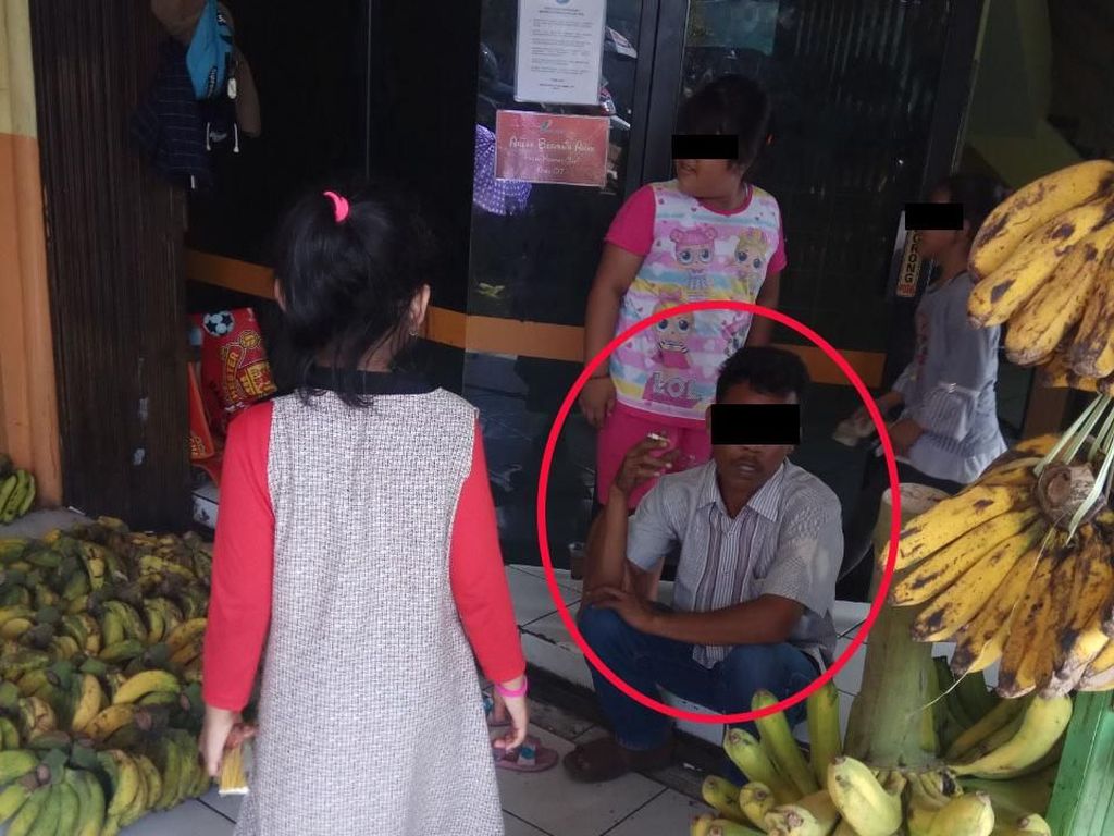 Cuma di Pasar Kramat Jati, Bebas Merokok di Depan Ruang Laktasi Cuma di Pasar Kramat Jati, Bebas Merokok di Depan Ruang Laktasi