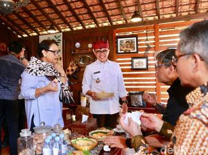 Menlu Retno Berburu Kuliner Banyuwangi, dari Ikan Bakar hingga Nasi Cawuk Menlu Retno Berburu Kuliner Banyuwangi, dari Ikan Bakar hingga Nasi Cawuk