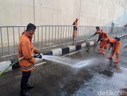Soal Bau Pesing di Trotoar Dekat MRT Lebak Bulus, Anies: Biar Dibersihin
