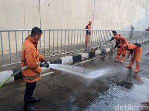Trotoar Dekat MRT Lebak Bulus Bau, Sopir Angkot: Tiap Malam Ada yang Kencing Trotoar Dekat MRT Lebak Bulus Bau, Sopir Angkot: Tiap Malam Ada yang Kencing