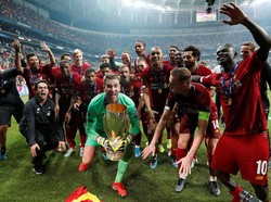 Para pemain Liverpool melakukan perayaan usai menjuarai Piala Super Eropa 2019. Reuters/John Sibley