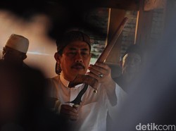Melihat Penjamasan Keris dan Trisula Peninggalan Sunan Kudus