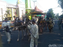 ASN Pemkab Situbondo Ramaikan Parade Kereta Kencana di HUT ke-201