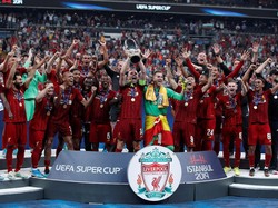 Liverpool sukses merengkuh trofi Piala Super Eropa keempatnya sekaligus yang pertama sejak 2005. Sebelumnya The Reds meraih trofi itu tahun 2001 dan 1977. Reuters/Murad Sezer.