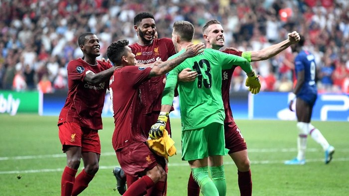 ISTANBUL, TURKEY - AUGUST 14: Adrian of Liverpool celebrates with team mates after making the winning penalty save taken by Tammy Abraham of Chelsea (R) during the UEFA Super Cup match between Liverpool and Chelsea at Vodafone Park on August 14, 2019 in Istanbul, Turkey. (Photo by Michael Regan/Getty Images)