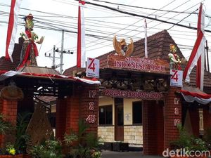 Jelang HUT RI, Patung Penari Thengul Hiasi Gerbang Polres Bojonegoro