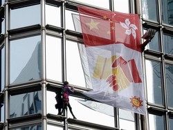 Serukan Perdamaian, Spiderman Asal Prancis Panjat Gedung di Hongkong