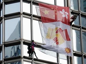 Serukan Perdamaian, Spiderman Asal Prancis Panjat Gedung di Hongkong Serukan Perdamaian, Spiderman Asal Prancis Panjat Gedung di Hongkong