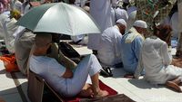 Salat Jumat di Bawah Panas 42 Derajat