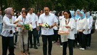 Tabur Bunga di TMP Sambut HUT RI