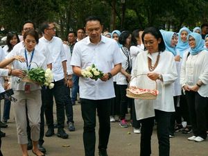 Tabur Bunga di TMP Sambut HUT RI Tabur Bunga di TMP Sambut HUT RI