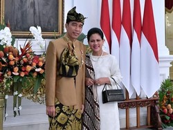 Unggah Foto Pakai Baju Adat di Instagram, Kaki Jokowi Bikin Netizen Salfok