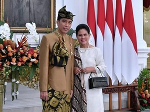 Unggah Foto Pakai Baju Adat di Instagram, Kaki Jokowi Bikin Netizen Salfok Unggah Foto Pakai Baju Adat di Instagram, Kaki Jokowi Bikin Netizen Salfok