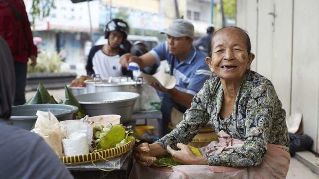 Berusia Hampir 100 Tahun, Para Penjual Makanan Ini Tetap Semangat Lestarikan Kuliner Indonesia
