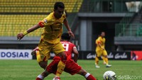 Minim peluang diciptakan kedua tim. Hingga turun minum, skor 0-0 tetap bertahan.