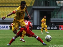 Minim peluang diciptakan kedua tim. Hingga turun minum, skor 0-0 tetap bertahan.