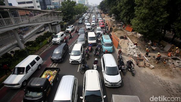 Duh, Proyek Revitalisasi Trotoar Salemba Bikin Macet Lalu Lintas