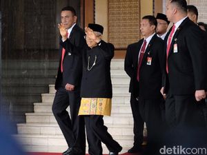 Penampilan Beda Maruf Amin Bercelana Panjang di Pidato Kenegaraan Jokowi Penampilan Beda Maruf Amin Bercelana Panjang di Pidato Kenegaraan Jokowi