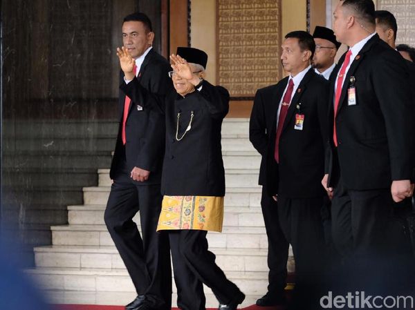 Penampilan Beda Maruf Amin Bercelana Panjang di Pidato Kenegaraan Jokowi