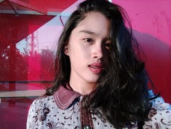 Kocak! Video Viral Wanita Perkasa Angkat Galon Sambil Fashion Show