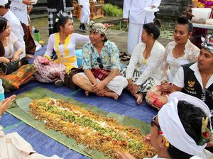 Ini 5 Tradisi Makan Bersama Khas Orang Indonesia Ini 5 Tradisi Makan Bersama Khas Orang Indonesia