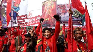 Massa Buruh Gelar Aksi Demonstrasi di Kawasan DPR