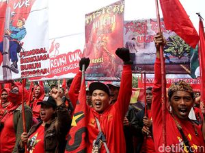 Massa Buruh Gelar Aksi Demonstrasi di Kawasan DPR