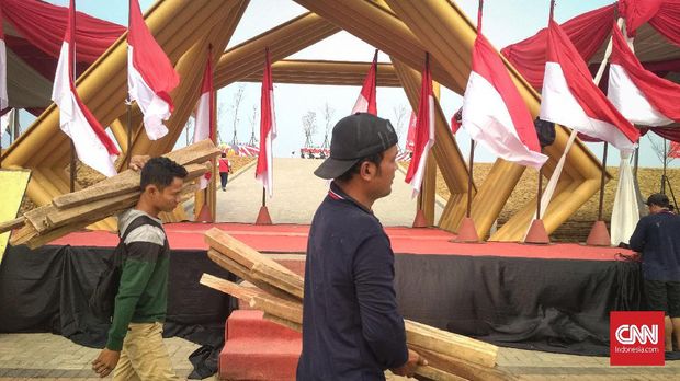Sejumlah pekerja tampak masih membenahi lokasi nuapcara.