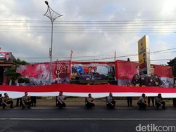 Saat Polisi Membentangkan Bendera Raksasa 100 Meter di Probolinggo