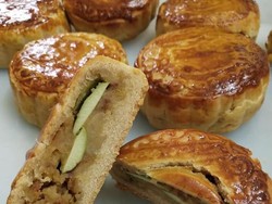 Kreasi Mooncake Unik, Isi Petai dan Boba yang Kenyal Manis!